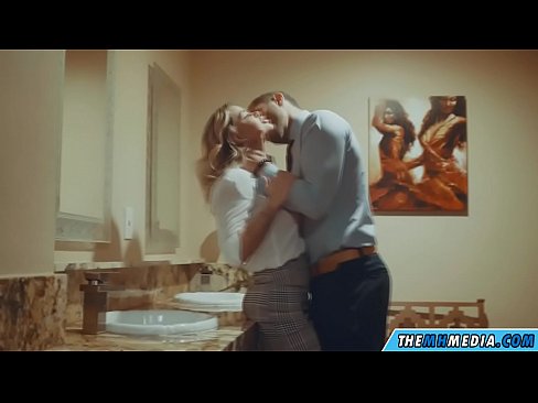 ❤️ Όταν μια πλούσια ξανθιά σε αποπλανεί σε μια δημόσια τουαλέτα ☑ Σπιτικό πορνό ❌️❤